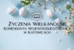 Na niebieskim tle dekoracja wielkanocna z życzeniami świątecznymi.
