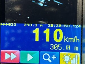 Zdjęcie wyświetlacza urządzenia do pomiaru prędkości z zarejestrowaną prędkością pojazdu 110 km/h