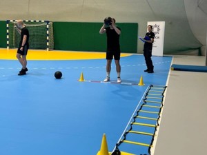 Ćwiczenia z piłką lekarską na sali gimnastycznej