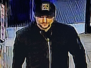 Mężczyzna w ciemnej czarnej bejsbolówce i ciemnej bluzie