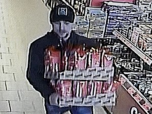 Mężczyzna w ciemnej czarnej bejsbolówce i ciemnej bluzie