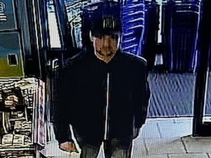 Mężczyzna w ciemnej czarnej bejsbolówce i ciemnej bluzie