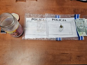 Słoik wraz z substancją zakazaną, dokumenty i banknoty