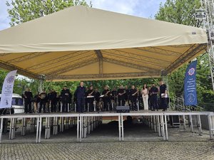 Na scenie podczas koncertu orkiestra policyjna