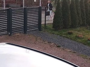 Młody mężczyzna idący drogą