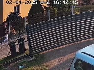 Młody mężczyzna idący drogą