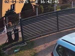 Młody mężczyzna idący drogą
