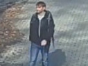 Mężczyzna w czarnej bluzie i spodniach jeansowych z plecakiem