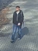 Mężczyzna z plecakiem i w spodniach jeansowych