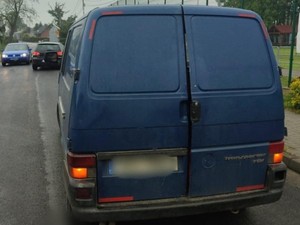 Tył granatowego samochodu dostawczego m-ki VW