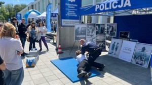 Pokaz policjanta na materacu z zakresu taktyk i technik interwencji policyjnych