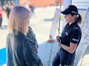 Policjantka umundurowana stojąca wraz z kobietą