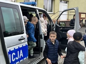 Dzieci szkolne przy radiowozie policyjnym