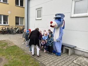 Dzieci z maskotką policyjną - Sznupkiem
