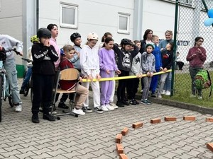 Dzieci stoją przy rowerowym torze przeszkód