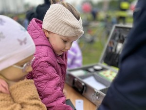 dzieci świczą pobieranie odcisków palców