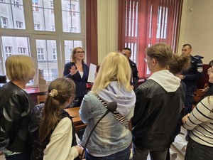 Wykład na jednej sal sądowych, gdzie zgromadzono grupę osób