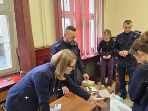 Pani Sędzia oraz technicy kryminalistyki prowadzą wykład dla zwiedzających