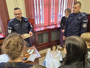 Wykład na sali sądowej policjantów techniki kryminalistyki