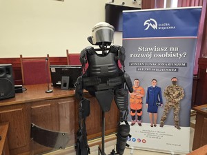 Baner oraz prezentacja umundurowania  funkcjonariusza Aresztu Śledczego