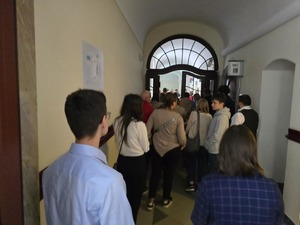 Tłum ludzi na korytarzu sądowym
