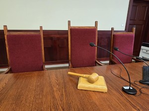 stół, krzesła i młotek-miejsce sędziego przeprowadzającego rozprawę.
