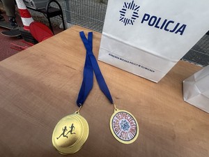 Na stole medale za zajęcie pierwszych miejsc oraz torba z upominkami