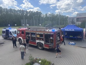 widok z góry na pojazd Straży Pożarne. Wokół pojedyncze osoby.