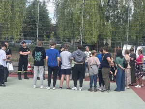 Młodzież na boisku szkolnym
