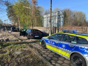 Stojące pojazdy - radiowóz oznakowany i 2 pojazdy osobowe.