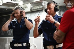 Dwóch umundurowanych policjantów na strzelnicy.