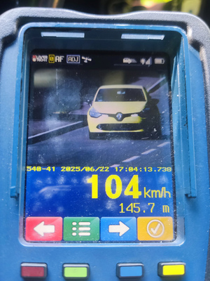 Widok z rejestratora laserowego na żółty pojazd przekraczający dozwoloną prędkość o 54km/h