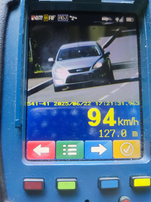 Widok z rejestratora laserowego na szary pojazd przekraczający dozwoloną prędkość o 44km/h