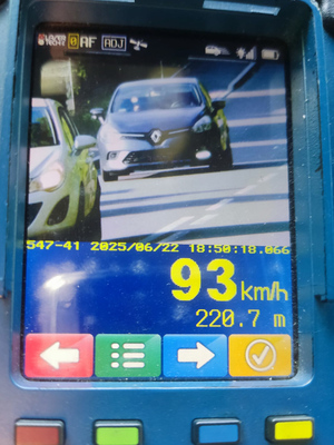 Widok z rejestratora laserowego na granatowy pojazd przekraczający dozwoloną prędkość o 53km/h