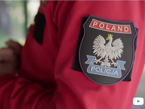 Na rękawie polara czerwonego emblemat z napisem policja - polska