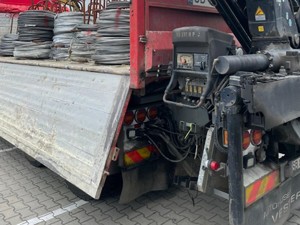 Na zdjęciu widoczne zwoje drutu na przyczepie samochodu ciężarowego.