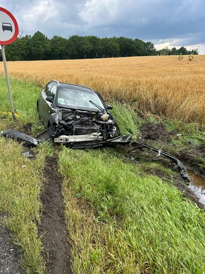 Zdjęcie z wypadku, na którym widzimy pojazd z rozbitym przodem, stojący w rowie.
