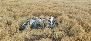 Zdjęcie z wypadku, na którym widzimy rozbity motocykl leżący w polu