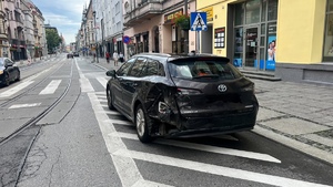 Na zdjęciu widzimy uszkodzoną Toyotę stojącą na ulicy Zwycięstwa