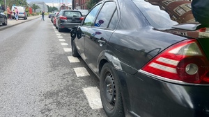 Na zdjęciu widzimy uszkodzonego forda stojącego na ulicy Dubois