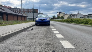 Na zdjęciu widzimy uszkodzoną Mazdę stojącą na ulicy Dubois
