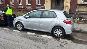 Na zdjęciu widzimy uszkodzoną Toyotę stojącą na ulicy Dubois