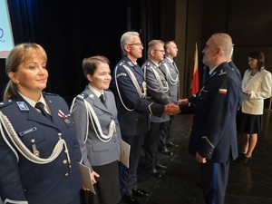 Na scenie policjanci gotowi do wręczenia aktów mianowania.