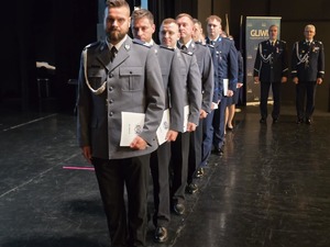Na scenie policjanci gotowi do wręczenia aktów mianowania.
