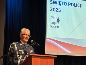 Na scenie przy mównicy przemawia Generał