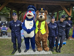 Maskotki Policji Śląskiej i Straży Miejskiej z uczniami klas mundurowych