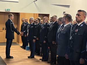 Uroczysty meldunek. Policjant składa meldunek Generałowi