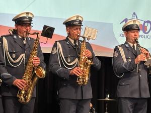 Koncert Orkiestry Policji  Województwa Śląskiego - trzech policjantów z bliska