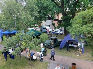 Piknik, ujęcie z drona - stoiska i ludzie chodzący pomiędzy nimi