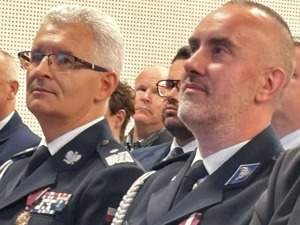 Komendant Miejski w Gliwicach i Generał siedzą na krzesłach.